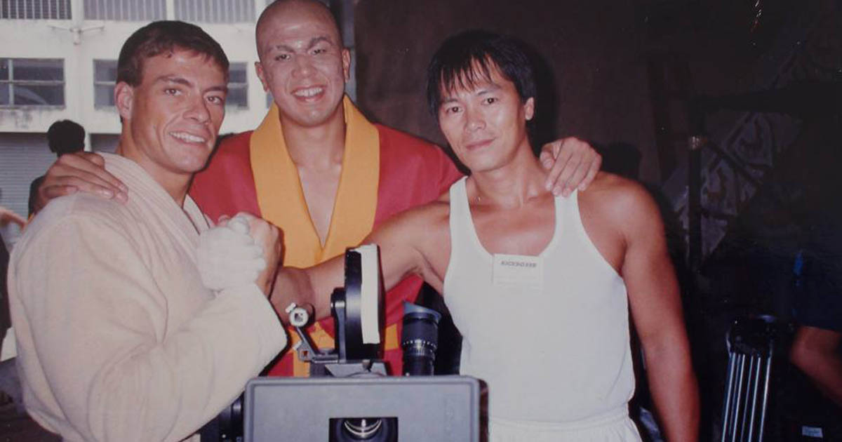 Jean-Claude Van Damme, a obok Michel Qissi na planie filmu "Kickboxer" (1989).